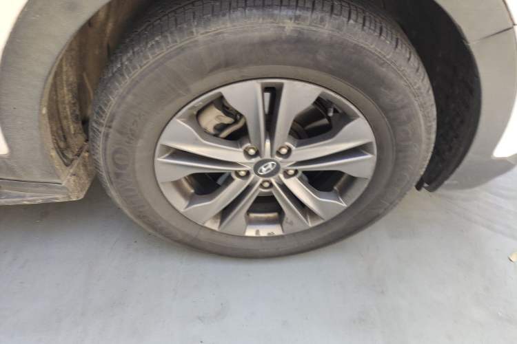 Used Hyundai Santa Fe 2013 2.4L Automatic 2WD Comfort Edition Right Front Wheel Hub