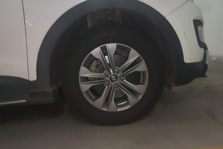 Used Hyundai Santa Fe 2013 2.4L Automatic 2WD Comfort Edition Right Front Wheel Hub