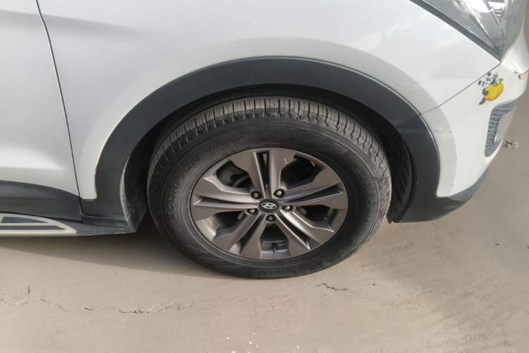 Used Hyundai Santa Fe 2013 2.4L Automatic Two-Wheel Drive Smart Version Right Front Wheel Hub