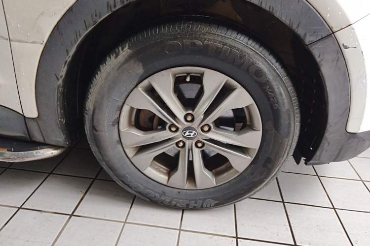 Used Hyundai Santa Fe 2013 2.4L Automatic 4x4 Smart Version Right Front Wheel Hub