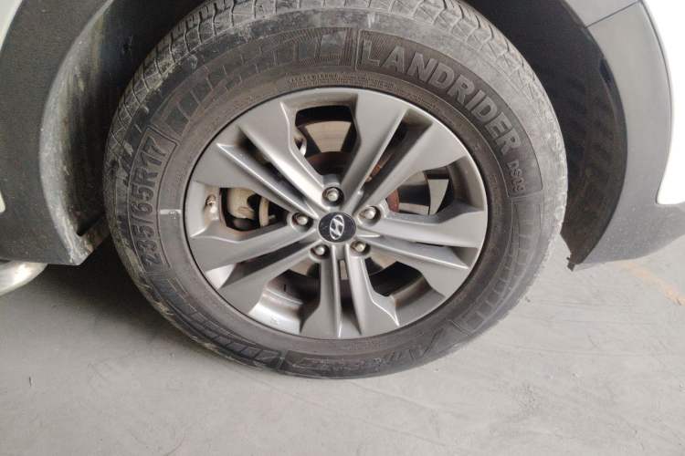 Used Hyundai Santa Fe 2013 2.4L Automatic Two-Wheel Drive Smart Version Right Front Wheel Hub
