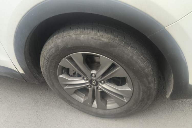 Used Hyundai Santa Fe 2013 2.4L Automatic Two-Wheel Drive Smart Version Right Front Wheel Hub
