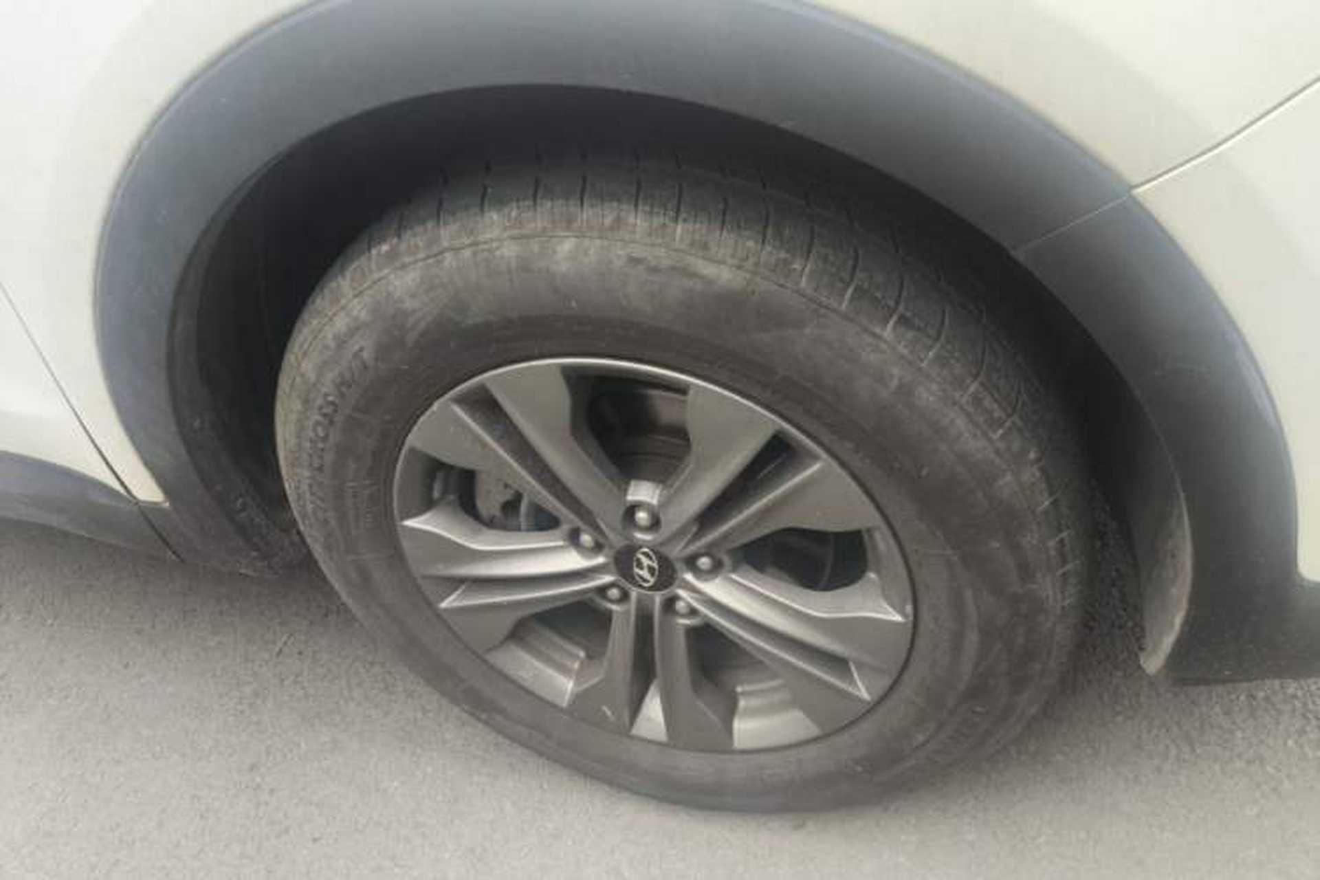 Used Hyundai Santa Fe 2013 2.4L Automatic Two-Wheel Drive Smart Version Right Front Wheel Hub