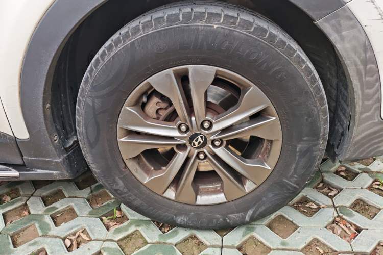 Used Hyundai Santa Fe 2013 2.4L Automatic 2WD Comfort Edition Right Front Wheel Hub