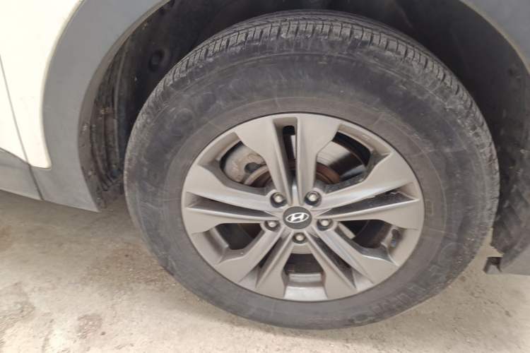 Used Hyundai Santa Fe 2013 2.4L Automatic Two-Wheel Drive Smart Version Right Front Wheel Hub