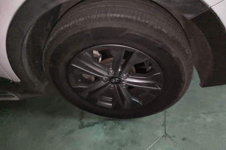 Used Hyundai Santa Fe 2013 2.4L Automatic Two-Wheel Drive Smart Version Right Front Wheel Hub
