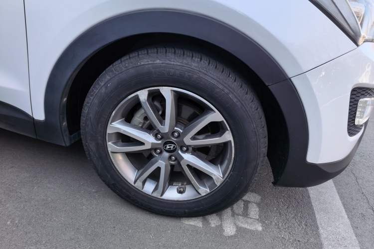 Used Hyundai Santa Fe 2013 2.0T Automatic All-Wheel Drive Prestige Version Right Front Wheel Hub