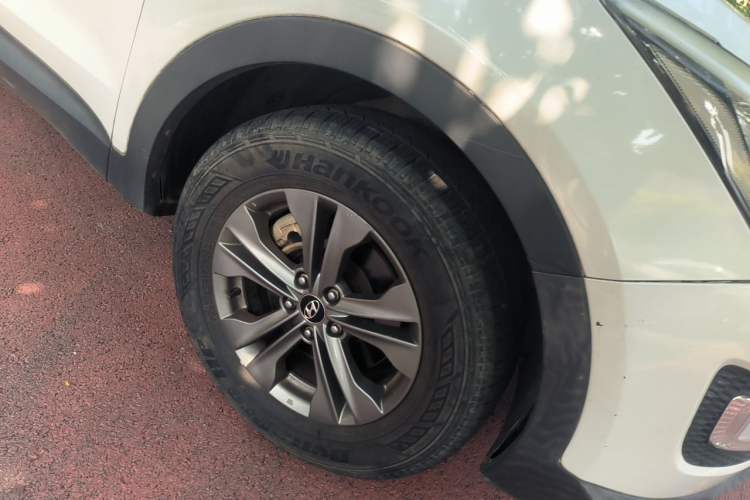 Used Hyundai Santa Fe 2013 2.4L Automatic 2WD Comfort Edition Right Front Wheel Hub
