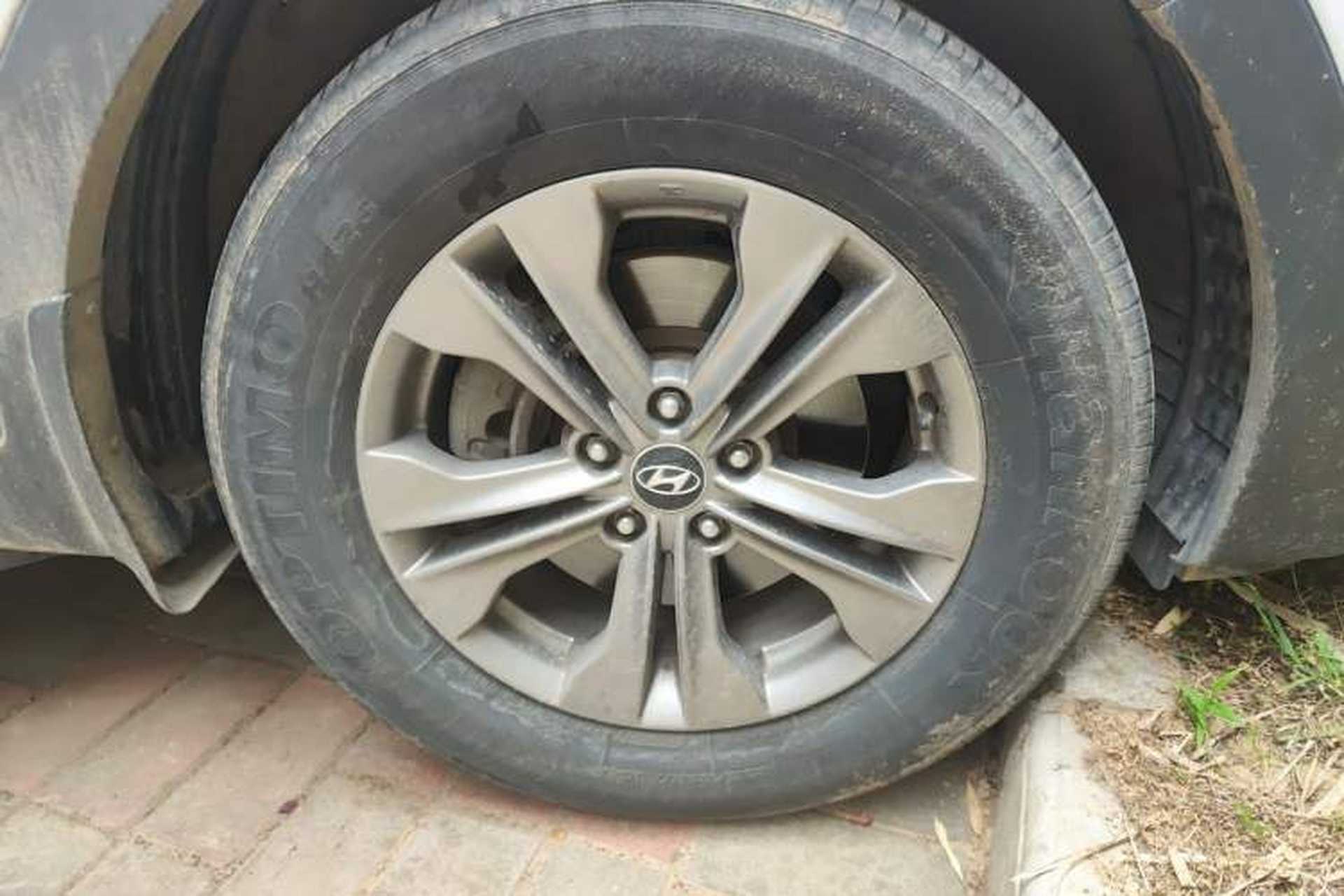 Used Hyundai Santa Fe 2013 2.4L Automatic Two-Wheel Drive Smart Version Right Front Wheel Hub