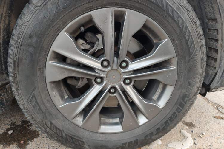 Used Hyundai Santa Fe 2013 2.4L Automatic Two-Wheel Drive Smart Version Right Front Wheel Hub
