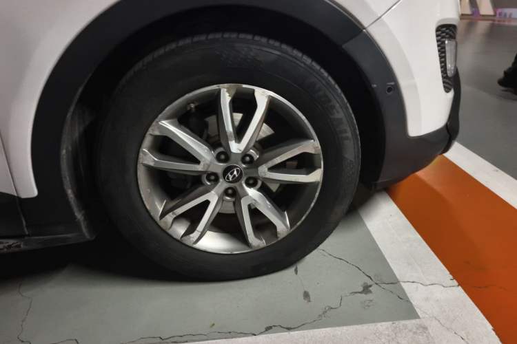 Used Hyundai Santa Fe 2013 Revised Version 2.0T Automatic All-Wheel Drive Top-Tier Trim Right Front Wheel Hub