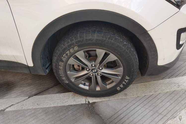 Used Hyundai Santa Fe 2013 2.4L Automatic Two-Wheel Drive Smart Version Right Front Wheel Hub