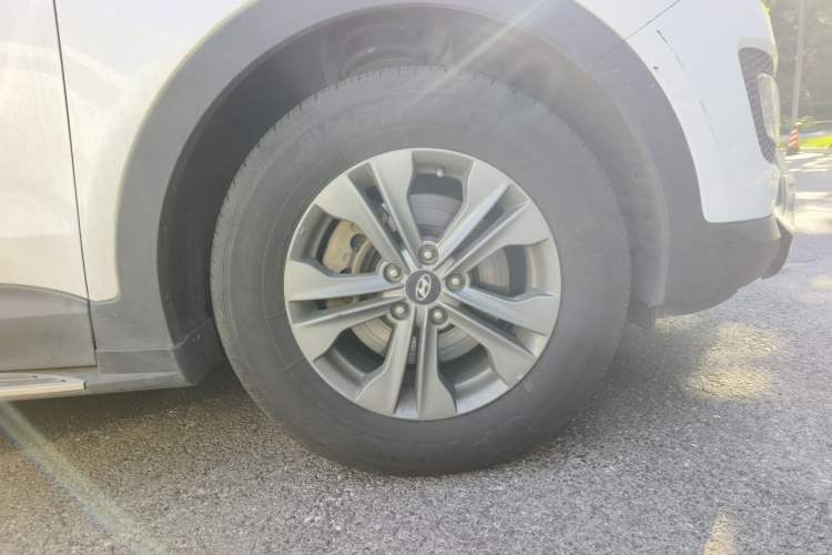 Used Hyundai Santa Fe 2013 2.4L Automatic Two-Wheel Drive Smart Version Right Front Wheel Hub