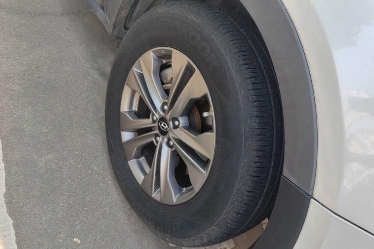 Used Hyundai Santa Fe 2013 2.4L Automatic 2WD Comfort Edition Right Front Wheel Hub
