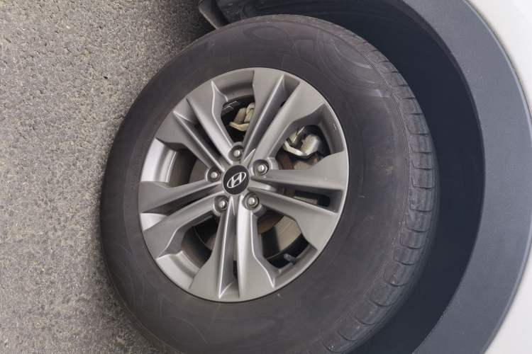 Used Hyundai Santa Fe 2013 2.4L Automatic Two-Wheel Drive Smart Version Right Front Wheel Hub