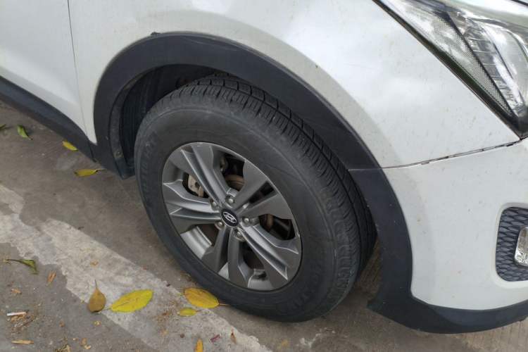 Used Hyundai Santa Fe 2013 2.4L Automatic Two-Wheel Drive Smart Version Right Front Wheel Hub