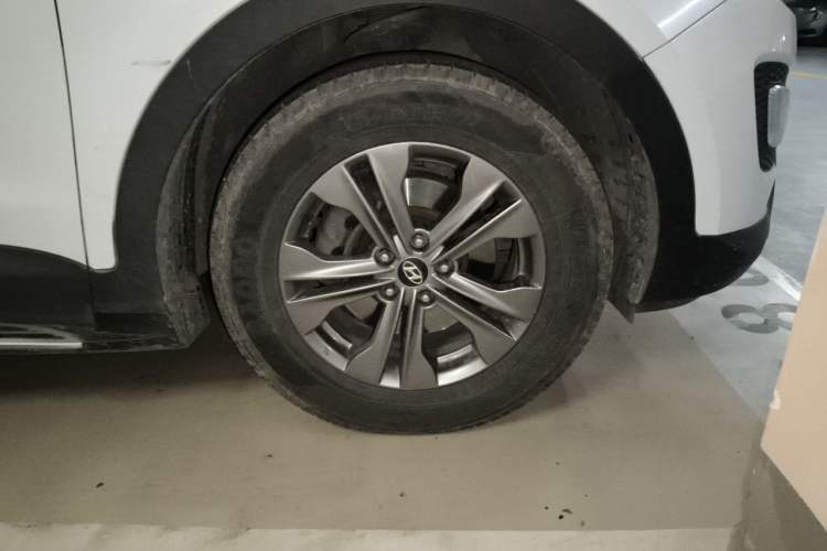 Used Hyundai Santa Fe 2013 2.4L Manual Two-Wheel Drive Comfort Version Right Front Wheel Hub