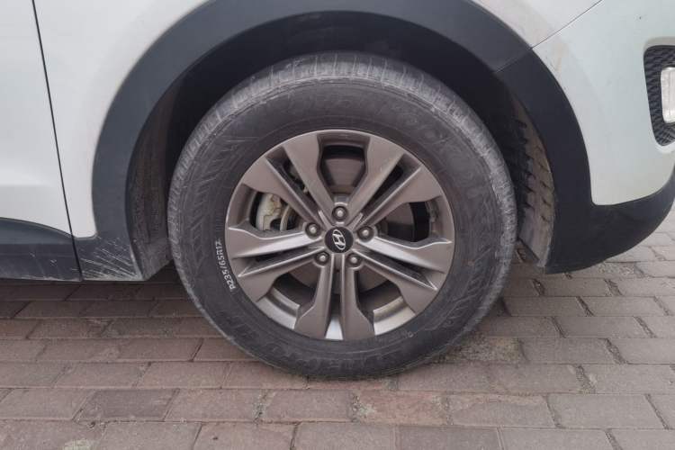Used Hyundai Santa Fe 2013 2.4L Automatic Two-Wheel Drive Smart Version Right Front Wheel Hub