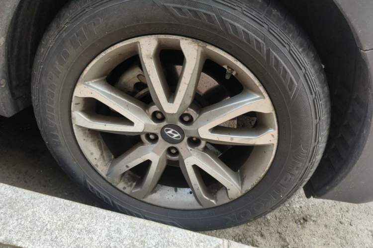 Used Hyundai Santa Fe 2013 Revised Version 2.4L Automatic All-Wheel Drive Luxury Trim Right Front Wheel Hub