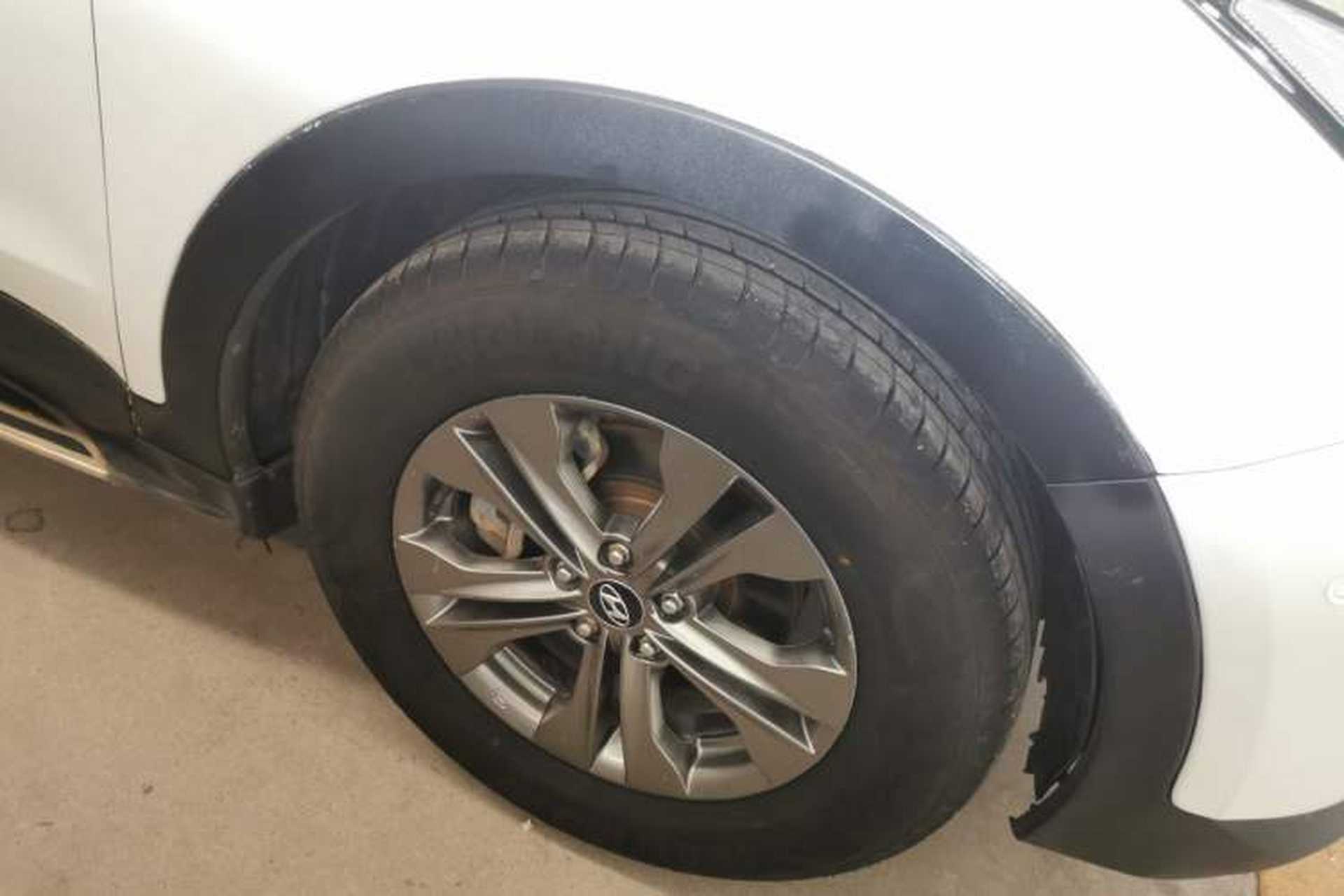 Used Hyundai Santa Fe 2013 2.4L Automatic Two-Wheel Drive Smart Version Right Front Wheel Hub