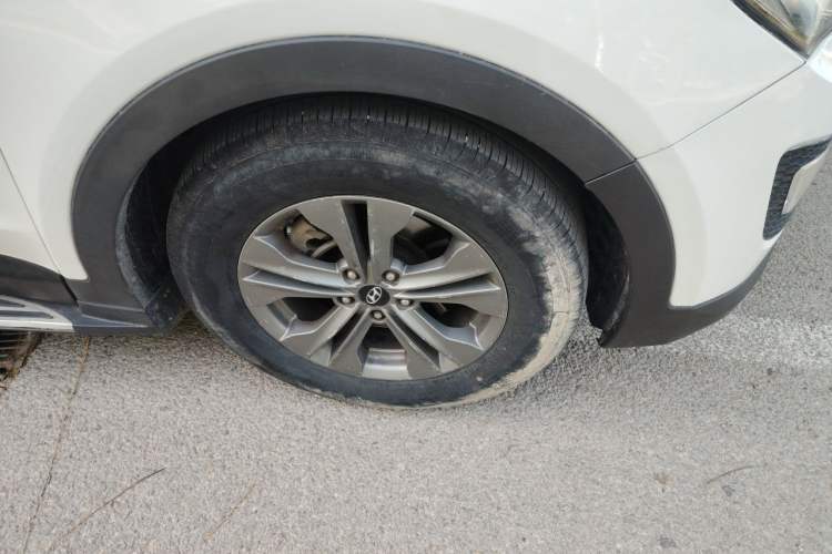 Used Hyundai Santa Fe 2013 2.4L Automatic 4x4 Smart Version Right Front Wheel Hub