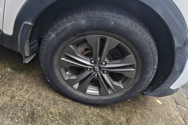 Used Hyundai Santa Fe 2013 2.4L Automatic Two-Wheel Drive Smart Version Right Front Wheel Hub
