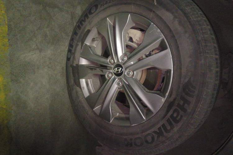 Used Hyundai Santa Fe 2013 2.4L Automatic 4x4 Comfort Edition Right Front Wheel Hub