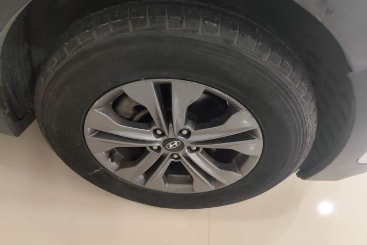 Used Hyundai Santa Fe 2013 2.4L Automatic Two-Wheel Drive Smart Version Right Front Wheel Hub