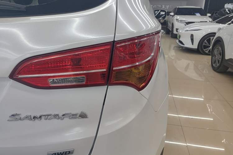 Used Hyundai Santa Fe 2013 2.4L Automatic Two-Wheel Drive Smart Version Right Rear Taillight