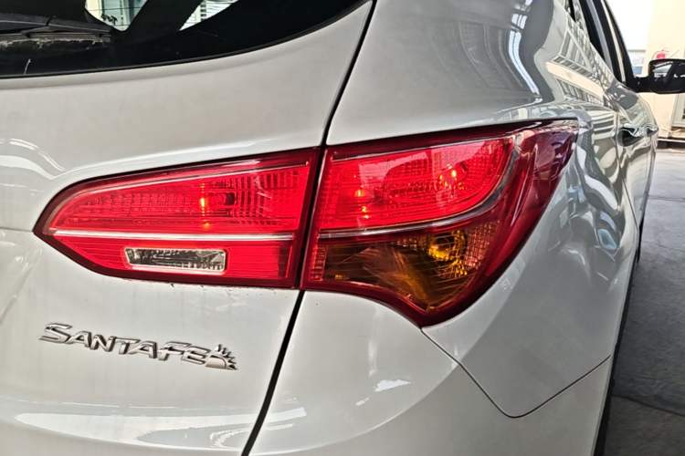 Used Hyundai Santa Fe 2013 2.4L Automatic Two-Wheel Drive Smart Version Right Rear Taillight
