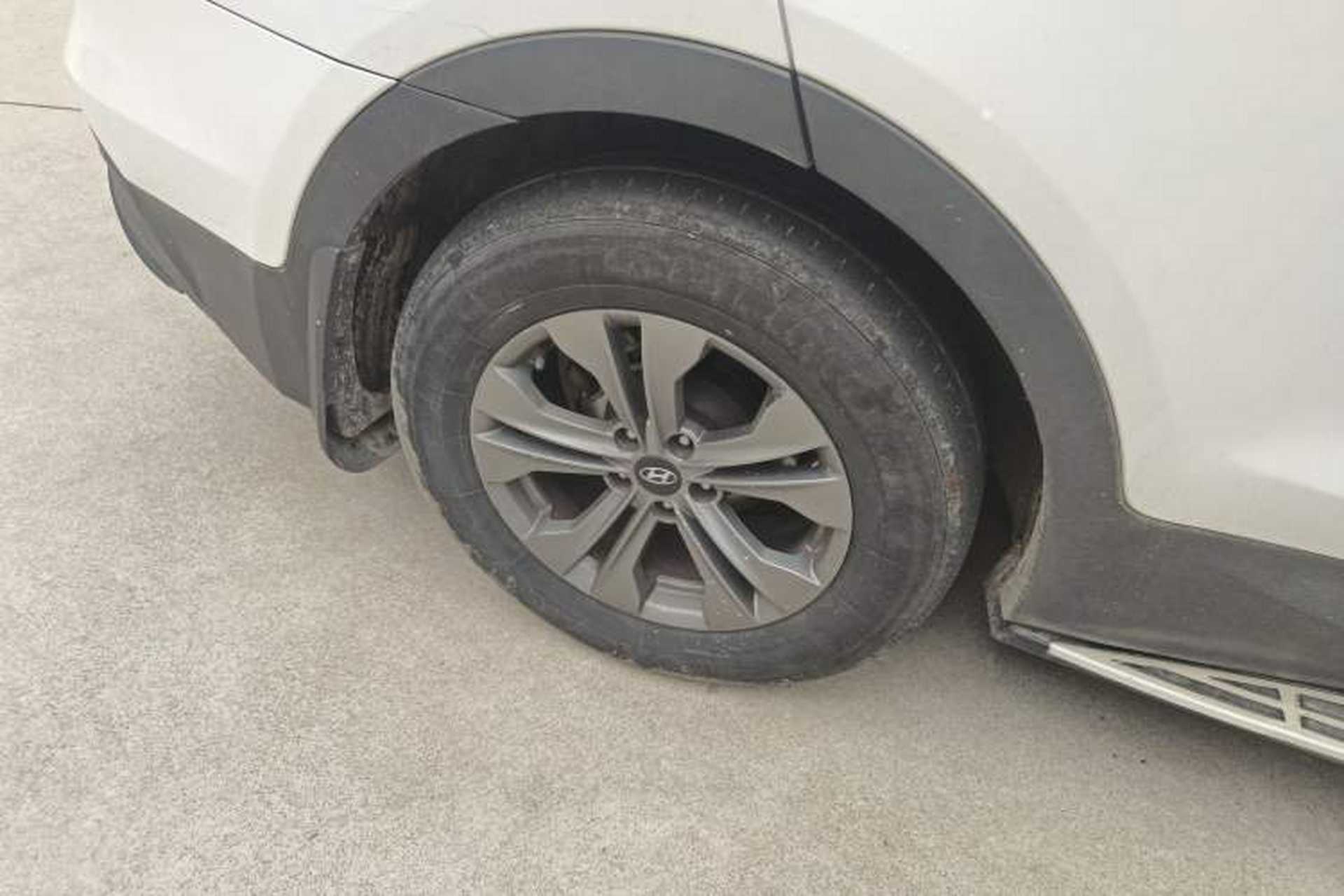 Used Hyundai Santa Fe 2013 2.4L Automatic Two-Wheel Drive Smart Version Right Rear Wheel Hub