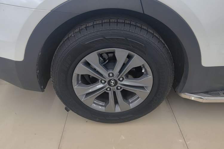 Used Hyundai Santa Fe 2013 2.4L Automatic Two-Wheel Drive Smart Version Right Rear Wheel Hub