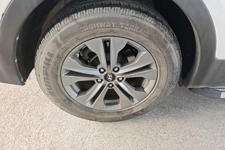 Used Hyundai Santa Fe 2013 2.4L Automatic Two-Wheel Drive Smart Version Right Rear Wheel Hub