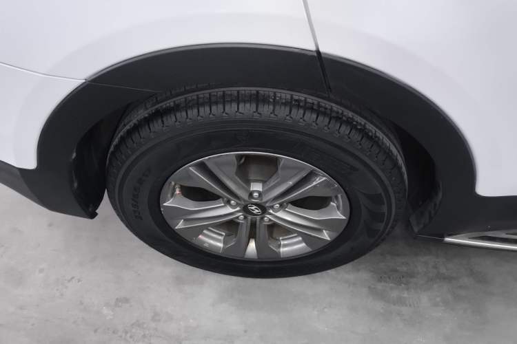 Used Hyundai Santa Fe 2013 2.4L Automatic Two-Wheel Drive Smart Version Right Rear Wheel Hub