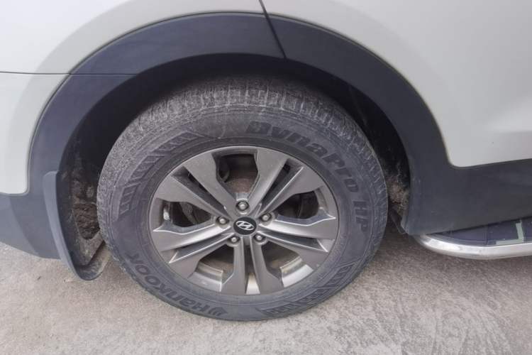 Used Hyundai Santa Fe 2013 2.4L Automatic Two-Wheel Drive Smart Version Right Rear Wheel Hub