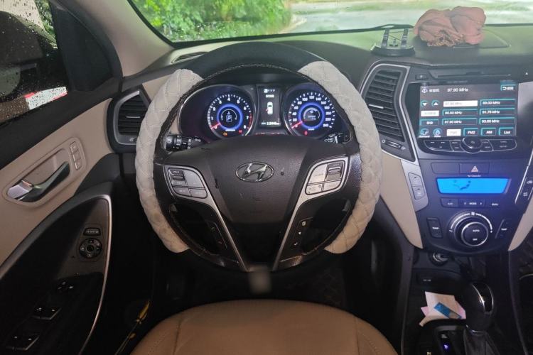 Used Hyundai Santa Fe 2013 2.4L Automatic 4x4 Prestige Edition Steering Wheel