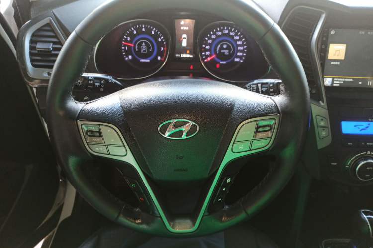 Used Hyundai Santa Fe 2013 2.4L Automatic Two-Wheel Drive Smart Version Steering Wheel