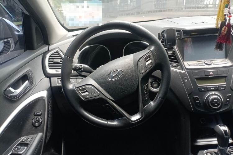 Used Hyundai Santa Fe 2013 2.4L Automatic 4x4 Prestige Edition Steering Wheel