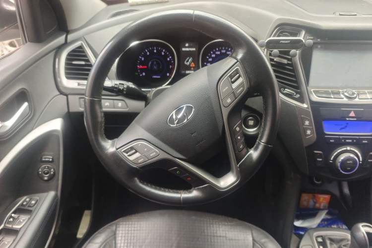 Used Hyundai Santa Fe 2013 2.4L Automatic Two-Wheel Drive Smart Version Steering Wheel