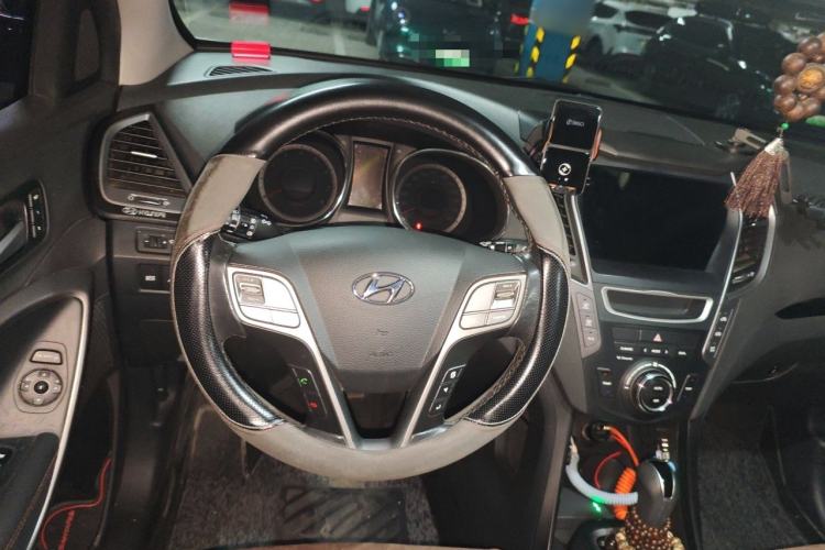 Used Hyundai Santa Fe 2013 2.0T Automatic All-Wheel Drive Top Trim Steering Wheel