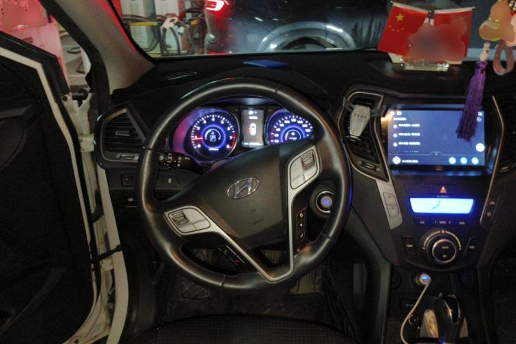 Used Hyundai Santa Fe 2013 2.4L Automatic 4x4 Prestige Edition Steering Wheel