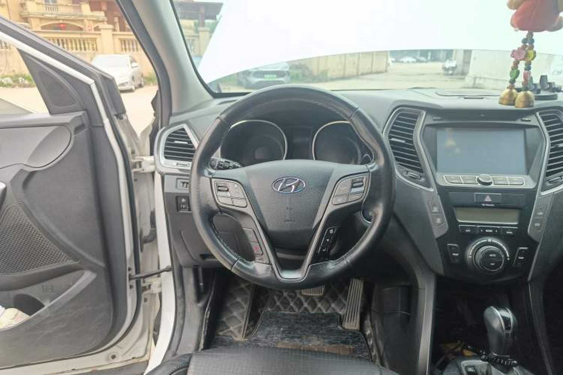 Used Hyundai Santa Fe 2013 2.4L Automatic Two-Wheel Drive Smart Version Steering Wheel
