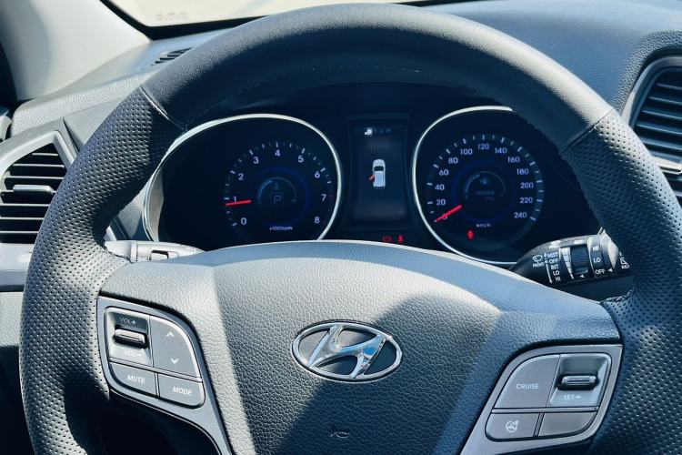 Used Hyundai Santa Fe 2013 2.4L Automatic Two-Wheel Drive Smart Version Steering Wheel