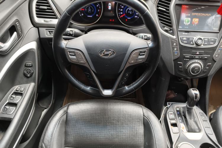 Used Hyundai Santa Fe 2013 2.4L Automatic 4x4 Prestige Edition Steering Wheel
