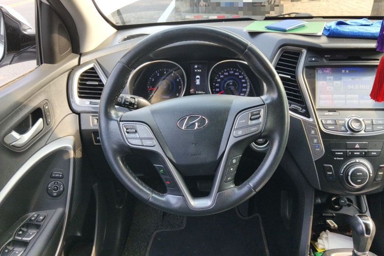 Used Hyundai Santa Fe 2013 Revised Version 2.4L Automatic All-Wheel Drive Luxury Trim Steering Wheel