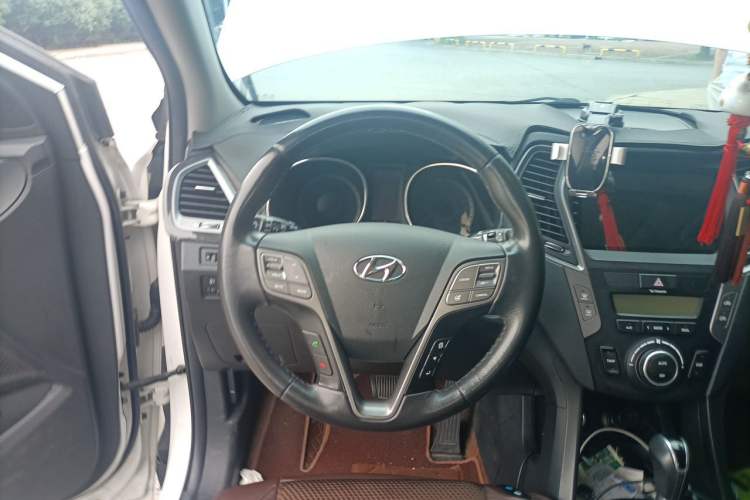Used Hyundai Santa Fe 2013 2.4L Automatic Two-Wheel Drive Smart Version Steering Wheel