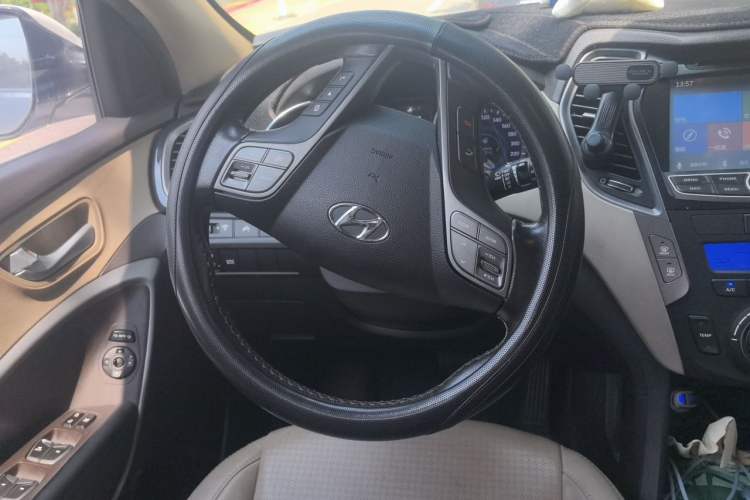 Used Hyundai Santa Fe 2013 2.4L Automatic Two-Wheel Drive Smart Version Steering Wheel