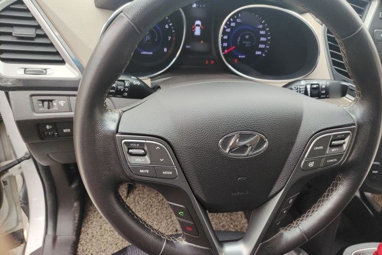 Used Hyundai Santa Fe 2013 2.4L Automatic Two-Wheel Drive Smart Version Steering Wheel