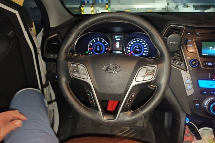 Used Hyundai Santa Fe 2013 2.4L Automatic 4x4 Prestige Edition Steering Wheel