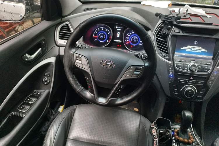 Used Hyundai Santa Fe 2013 2.0T Automatic All-Wheel Drive Top Trim Steering Wheel